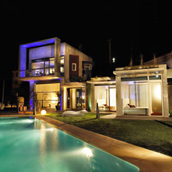 laroca_fachada_noche.jpg laroca_fachada_noche.jpg